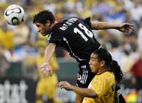 Devon McTavish gana el balón a Salvador Cabañas, en el duelo que perdió el América ante el equipo estadunidense DC United