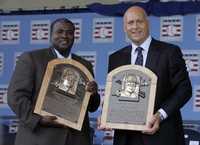 Tony Gwynn y Cal Ripken Jr., en la ceremonia por su ingreso al Salón de la Fama del beisbol