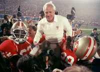 El legendario Bill Walsh ganó tres supertazones con los 49's de San Francisco