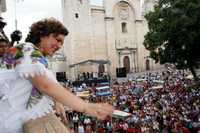 La nueva mandataria constitucional de Yucatán, Ivonne Ortrega Pacheco, saluda a la gente reunida en la Plaza Grande de Mérida, desde uno de los balcones del palacio de gobierno