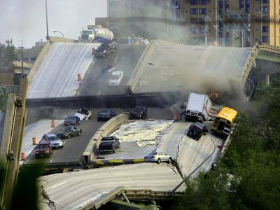 SE DESPLOMA PUENTE EN EL RIO MISSISIPPI