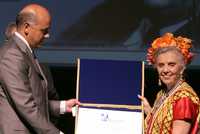 Elena Poniatowska, escritora y colaboradora de La Jornada, anoche en Caracas, al recibir el Premio Rómulo Gallegos, de manos de Jorge Rodríguez, vicepresidente de la República Bolivariana de Venezuela