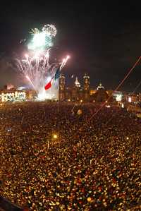 Participantes de la resistencia civil impulsan la idea de impedir que Felipe Calderón acuda a Palacio Nacional a dar el Grito de Independencia. La imagen es del pasado 15 de septiembre en el Zócalo capitalino