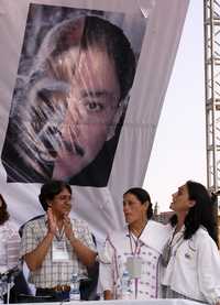 Las actrices Jesusa Rodríguez y Ofelia Medina, en el juicio popular contra Ulises Ruiz, gobernador de Oaxaca, iniciado ayer en el Zócalo capitalino