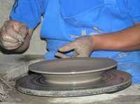 Elaboración de un plato en el taller Talavera de la Reina, en la capital del estado de Puebla