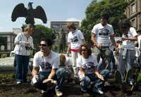 Actores y activistas, durante la siembra de granos de maíz