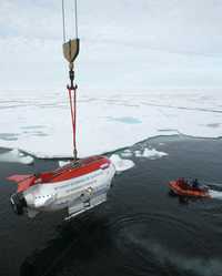 Un minisubmarino ruso de inmersión profunda es bajado del barco de investigación Académico Fyodorov momentos antes de sumergirse bajo el hielo en el Polo Norte el pasado 2 de agosto. Este artefacto y otro semejante descendieron en el sitio más de 4 mil metros como parte de las maniobras para reforzar la reclamación legal de Rusia sobre la riqueza petrolera y mineral del Artico