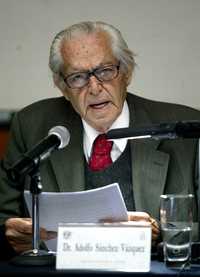 Adolfo Sánchez Vázquez durante una conferencia en la UNAM, en 2005