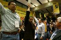 Víctor Hugo Círigo, Jesús Ortega y René Arce, durante la votación