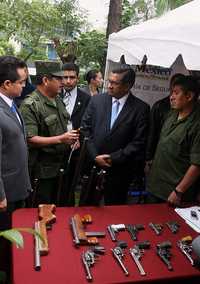 El secretario de Seguridad Pública, Joel Ortega Cuevas, entregó ayer reconocimientos a policías; en la ceremonia se canjearon armas por computadoras. Lo acompañan el delegado de Alvaro Obregón, Leonel Luna, y el teniente coronel Eladio Mejía