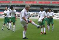 Mérelle enseñó a menores la técnica para realizar ejercicios básicos con el balón