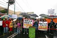 La precipitación pluvial no frenó las actividades cotidianas, como aquí, donde alumnos, maestros y padres de familia del colegio Lestonnac bloquearon el Eje 3 Oriente Cafetales porque autoridades de la delegación Coyoacán clausuraron el plantel por falta de permisos de uso de suelo