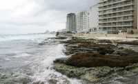 Aunque el huracán Dean no impactó directamente en Cancún, sus fuertes rachas desplazaron arena, principalmente de las playas Marlín y Delfines, hasta la avenida Kukulcán, que cruza la zona hotelera. En 2005 Wilma destruyó totalmente las playas de ese destino turístico y el gobierno federal invirtió millonarios recursos para reponerla