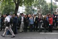 Dos amenazas de bomba en el edificio de la Secretaría de Transporte y Vialidad obligaron al desalojo de unos mil empleados, ayer en Alvaro Obregón 269, en la Roma