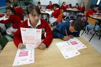 Alumnos de sexto grado de la escuela primaria República de Costa Rica, durante la aplicación del examen Enlace