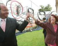 Sergio Vela, presidente del CNCA, y Adriana Alfaro Arenal, hija de Siqueiros, durante la develación de Homenaje al cincuentenario del muralismo... (al fondo)