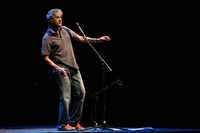 Caetano Veloso bailó y reccorrió el proscenio de punta a punta en un concierto-fiesta