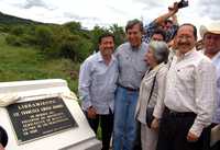 Cuauhtémoc Cárdenas Solórzano y el candidato del PRD a la gubernatura de Michoacán, Leonel Godoy Rangel, rindieron homenaje en Penjamillo a Francisco Xavier Ovando, Román Gil y más de 600 perrredistas asesinados en los sexenios de Carlos Salinas y Ernesto Zedillo