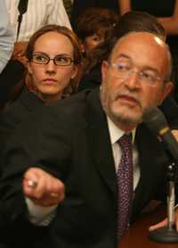 La delegada en Miguel Hidalgo, Gabriela Cuevas, y Jorge Gamboa de Buen, presidente del grupo Danhos, durante la reunión convocada por la ALDF para tratar el tema de la Torre del Bicentenario