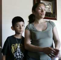 Elvira Arellano con su hijo Saúl, en Tijuana, Baja California