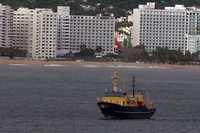 Embarcaciones en bahía de Santa Lucía, en Acapulco, no pudieron continuar con su navegación debido al mal tiempo en el océano Pacífico, generado por la onda tropical número 26