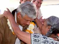 En San Francisco Tetlanohcan, Tlaxcala, López Obrador recibió un collar de flores