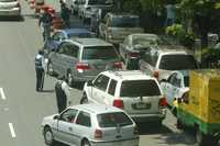 Una de las causas de accidentes viales en zonas escolares es que los padres de familia se estacionan en doble y hasta triple fila para llevar y recoger a sus hijos en las escuelas