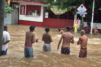 El paso de la tormenta tropical Henriette por Guerrero ha dejado seis muertos y nueve pueblos incomunicados. En Acapulco, las localidades más afectadas son Llano Largo, Arroyo Seco y Puerto Marqués, donde ha habido desgajamiento de cerros y las inundaciones han alcanzado una altura hasta de metro y medio n