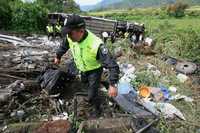 Ocho muertos y 34 heridos fue el saldo de la volcadura de un autobús que llevaba peregrinos de Zacatecas al santuario de Chalma, en el estado de México. Al parecer el chofer no pudo controlar la unidad y ésta cayó a un barranco de 30 metros