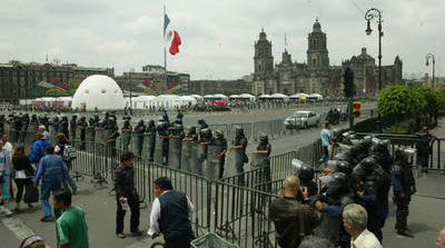 "Un exceso", que militares cerquen el Zócalo: GDF