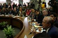 En primer plano, Rogerio Azcárraga, presidente de Grupo Fórmula, anteayer en el Senado de la República, durante la discusión de la reforma electoral