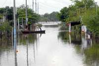 Una de las calles de Pueblo Viejo, Veracruz, donde se prevé que las aguas seguirán subiendo de nivel a causa de las lluvias provocadas por la tormenta tropical Humberto. Pobladores exigieron al gobernador Fidel Herrera Beltrán cumplir su promesa de campaña de construir un bordo para evitar inundaciones, proyecto que ha estado pendiente más de 15 años