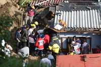 Un joven de 15 años murió ayer al desgajarse parte de un cerro sobre su casa, quedando sepultada por más de veinte metros cúbicos de tierra. Los hechos ocurrieron en la colonia Belén de las Flores, de la delegación Álvaro Obregón