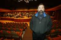 El compositor Eduardo Gamboa, ayer, en la Sala Nezahualcóyotl del Centro Cultural Universitario, durante la entrevista con La Jornada