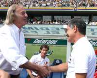 César Luis Menotti, técnico de Tecos, y Ricardo Ferretti, de Pumas, ayer en CU