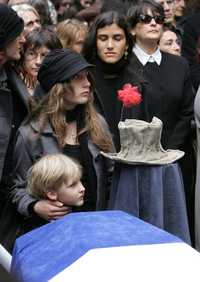 Familiares de Marcel Marceau, ayer, en el cementerio parisino Père Lachaise