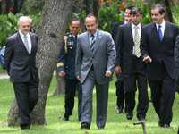 El Nobel de Química Mario Molina, el presidente Felipe Calderón y el secretario de Medio Ambiente, Juan Rafael Elvira, momentos antes de la ceremonia