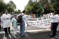 Empleados del hospital general de zona Los Venados del IMSS realizaron una manifestación contra "cualquier cambio" del contrato colectivo de trabajo que lesione sus derechos. Durante una hora mantuvieron cerrada la circulación en Municipio Libre, donde se encuentra la unidad médica. Señalaron, en particular, su rechazo a los "bonos de productividad" propuestos por la dirección del instituto