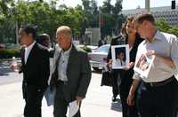 Joaquín Aguilar, víctima del cura pederasta (izquierda), el abogado Jeff Anderson, la activista Mary Grant y David Clohessy, director de SNAP, al abandonar la Corte Superior de California, ayer en Los Ángeles