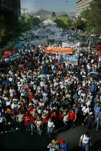 Protesta de trabajadores del IMSS contra la reforma al Régimen de Pensiones y Jubilaciones