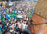 Simpatizantes del líder opositor paquistaní Qazi Hussain Ahmed se manifestaron ayer a las afueras de Lahore en contra de las medidas del presidente Pervez Musharraf