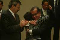 Luis Carlos Ugalde, presidente del IFE, se despide de sus compañeros al concluir la sesión del Consejo General