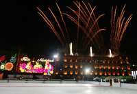 Pese a que muchos capitalinos que asistieron a la inauguración de la pista de hielo en el Zócalo no lograron acceder a las gradas colocadas para el evento, el entusiasmo no menguó, y pudieron disfrutar del espectáculo de luces, rayos láser y juegos pirotécnicos, y los más afortunados de las exhibiciones de patinaje sobre la plancha helada