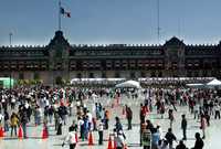 Capitalinos, ayer, en la pista instalada en el zócalo capitalino