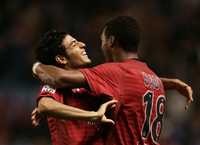 Tras anotar un gol al Deportivo La Coruña, Dady Fernandes Pereira celebra con el mexicano Carlos Vela (izquierda)