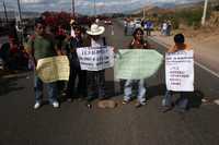 Integrantes de la sección 59 del SNTE cerraron ayer la carretera Ciudad Alemán-Puerto Ángel para exigir reconocimiento y pago a profesores "externos"