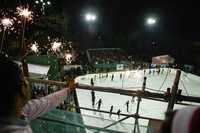 Imagen de la tercera y última pista de hielo abierta por el GDF, ésta en el Bosque de Aragón. En la inauguración patinadores profesionales ofrecieron un divertido espectáculo a los asistentes