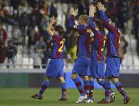 Jugadores blaugranas, entre ellos Rafael Márquez (derecha), se despiden de la afición en el Camp Nou