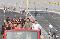 Los mandatarios del Distrito Federal y del estado de México, Marcelo Ebrard y Enrique Peña Nieto, inauguraron ayer el distribuidor vial Zaragoza-Texcoco. En la imagen, durante el recorrido en Turibús