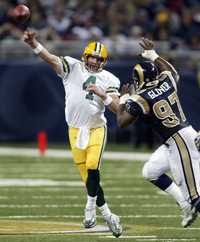 El mariscal de campo de Green Bay, Brett Favre, se apoderó de otro récord en la NFL, al superar en 44 la cantidad de yardas de la marca que había impuesto Dan Marino